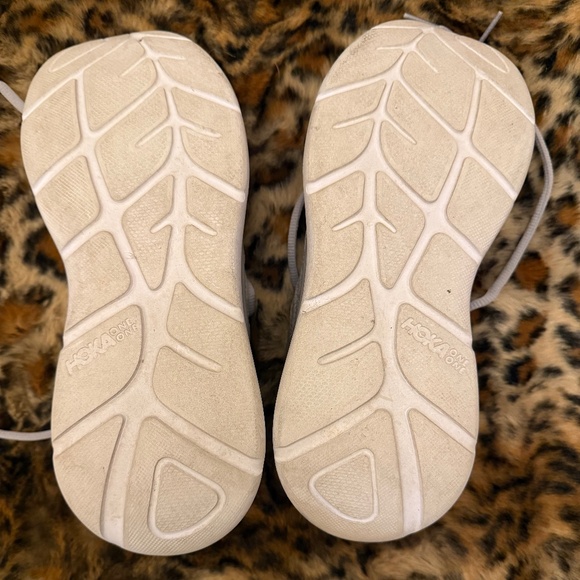 HOKA one one Akasa in Women’s size is 6.5 - Picture 12 of 14